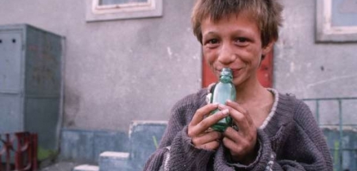 Fetující chlapec bez domova v Bukurešti.