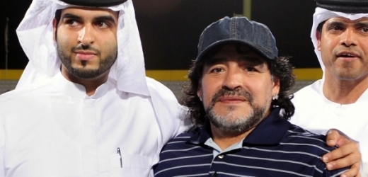 Diego Maradona s funkcionáři klubu Al Wasl.
