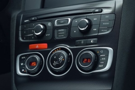Dvouzónová klimatizace. Řidič i spolucestující si nařídí teplotu podle svého přání. Ilustrační foto poskytl Citroën DS4.