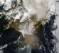 Satelitní snímek NASA z neděle 22. května ukazuje oblak hustého popela mířící k horní střední části fotografie.