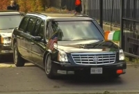 Obamova limuzína se zasekla na prahu ambasády.