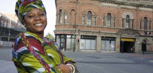 Nigerijská imigrantka v Manchesteru.