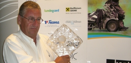 Nevidomý golfista Kurt Lirussi s trofejí pro vítěze.