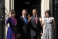 Obamu a jeho manželku Michelle přivítal britský premiér David Cameron se ženou Samanthou v Downing Street číslo 10.