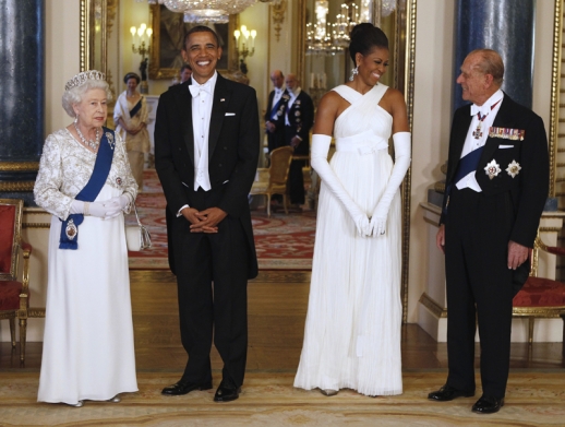 Královna Alžběta II., americký prezident Barack Obama s první dámou Michelle a princ Philip pózují fotografům před večeří v Buckinghamském paláci v úterý 24. května.  