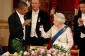 Barack Obama si připíjí s britskou královnou během státního banketu v Buckinghamském paláci.