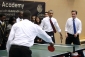 Obama a Cameron si zahráli ping-pong se studenty Akademie Globe v Londýně.