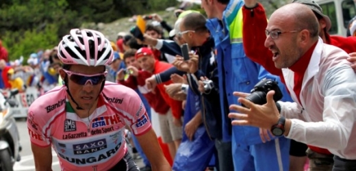 Alberto Contador v růžovém trikotu lídra Gira.