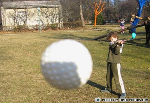 Tento snímek malého golfisty byl zřejmě poslední, který fotoaparát zachytil.