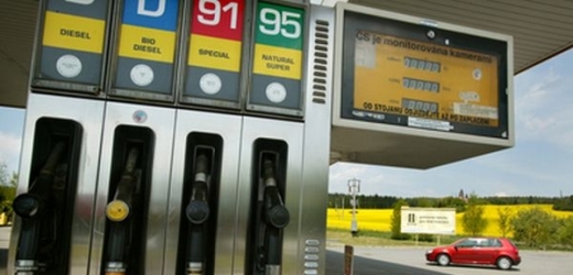 Ceny pohonných hmot v Česku by měly klesnout i o desítky haléřů.