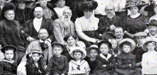 Mistr Jaroslav Vrchlický v Opatiji (uprostřed s plnovousem) v létě roku 1911. Snímek z časopisu Český svět. 