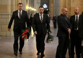 S exministrem financí se přišel rozloučit i premiér Petr Nečas (vlevo).