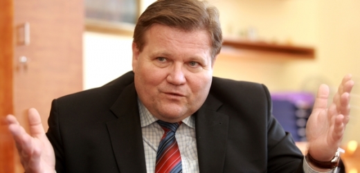 Do stínové vlády se vrátil Zdeněk Škromach, jenž podal "stínovou demisi" po březnovém stranickém sjezdu.