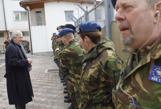 Nizozemští vojáci při návštěvě svého ministra obrany v Bosně.