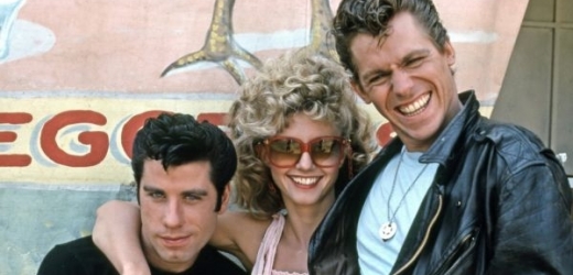 John Travolta, Olivia Newton-Johnová a Jeff Conaway (vpravo) v muzikálu Pomáda.