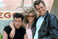 John Travolta, Olivia Newton-Johnová a Jeff Conaway (vpravo) v muzikálu Pomáda.