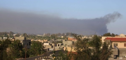 Oblaka dýmu nad Tripolisem.