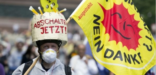 Tisíce lidí demonstrovaly po celém Německu za rychlý ústup od jaderné energetiky v zemi.