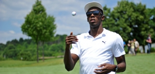 Usain Bolt při relaxu na golfu.