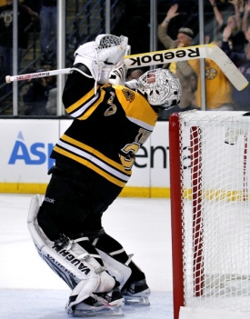Tim Thomas je hlavní oporou Bruins v letošním Stanley Cupu.