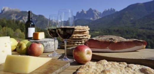 Návštěva Jižního Tyrolska se neobejde bez ochutnávky lahodného špeku a domácích sýrů.