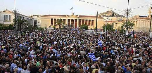 Protesty Řeků proti nezbytným úsporám stále pokračují.