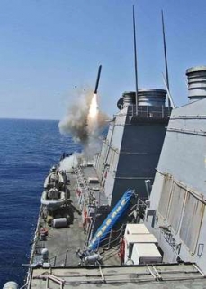 USS Barry odpaluje střely Tomahawk na Libyi.