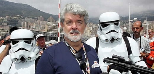 George Lucas obklopen imperiálními vojáky.