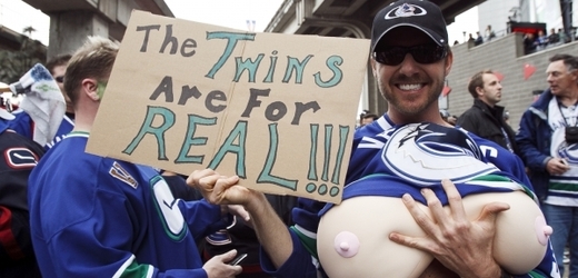 Kanadští hokejoví fanoušci se hokejem umí bavit. Často pomocí dvojsmyslných transparentů.