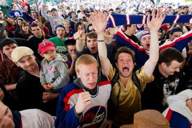 Fanoušci oslavují také ve Winnipegu, kam se NHL po 15 letech vrací.