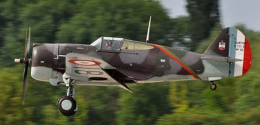 Legendární stíhací stroj Curtiss Hawk 75 v barvách francouzského letectva.