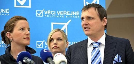 Šéfka poslanců VV Karolína Peake a neformální lídr strany Vít Bárta (v pozadí místopředsedkyně VV Kateřina Klasnová).
