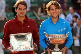 Roger Federer (vlevo) na světovou jedničku Rafaela Nadala (vpravo) nestačil.