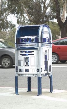 R2D2 jako poštovní schránka v Hollywoodu.