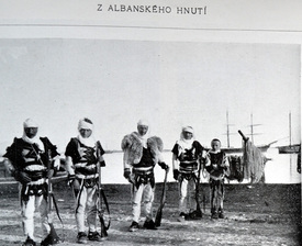 Boje v Albánii na snímku v časopise Český svět z roku 1911.