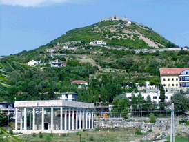 Albánské město Lezhë (Lješ) dnes, v roce 1911 turecký přístav a pevnost.