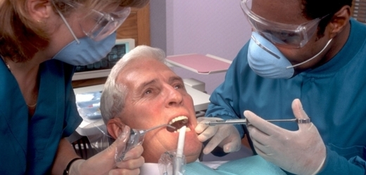 Zubařům se nelíbí, že za plomby nebudou lidé platit.