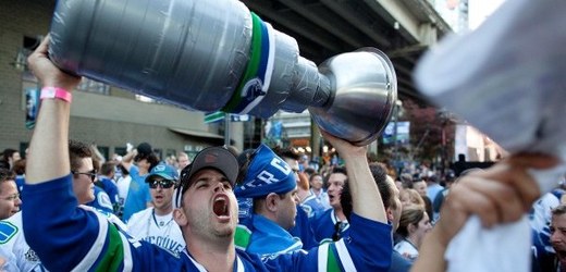 Celý Vancouver žije hokejem, finále Stanley Cupu vládne všemu. 