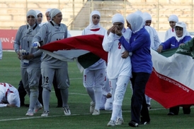 Fotbalové reprezentantky Iránu propukly v pláč.