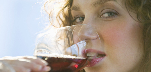 Že je červené víno dobré pro srdce? Mladým ale škodí (ilustrační foto).