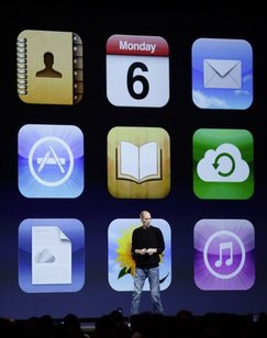 Steve Jobs předvádí ikony pro iCloud.