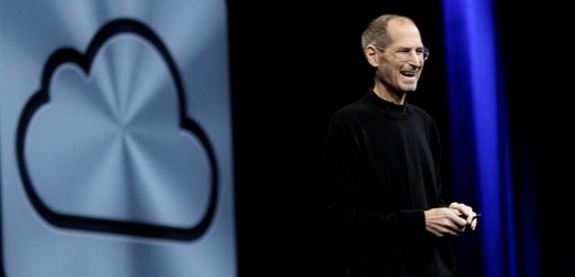 Steve Jobs se opět ukázal na veřejnosti, aby Apple lépe prodával.