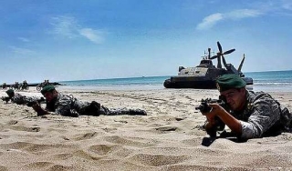 Íránské gardy cvičí u Perského zálivu.