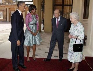 Britská královna s chotěm vítá Obamovy.