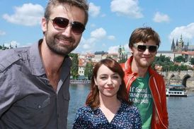 Roman Zach, Tatiana Vilhelmová a Vojta Dyk (vpravo).
