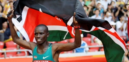 Samuel Wanjiru po vítězném maratonu v Pekingu.