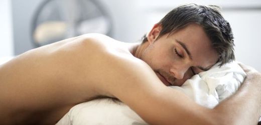 Nedostatek spánku snižuje hladinu testosteronu; kvůli tomu muži nemají chuť na sex.