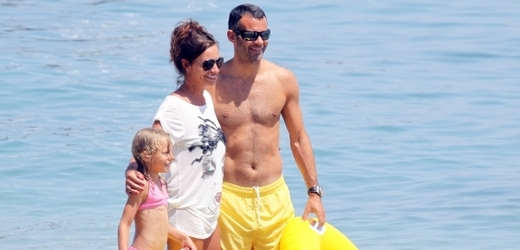 Ryan Giggs s manželkou Stacey na rodinné dovolené ve španělské Marbelle, kde se fotbalista vzpamatovává ze sexuálních skandálů.