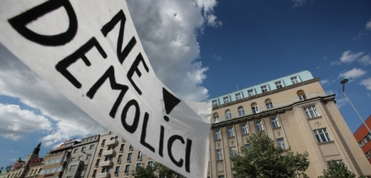 Lidé protestovali proti plánované demolici domu na rohu Václavského náměstí a Opletalovy ulice.