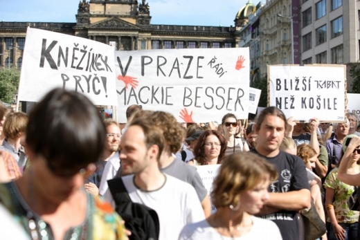 Hojně kritizovali také ministra kultury Jiřího Bessera, který minulý týden demolici povolil.